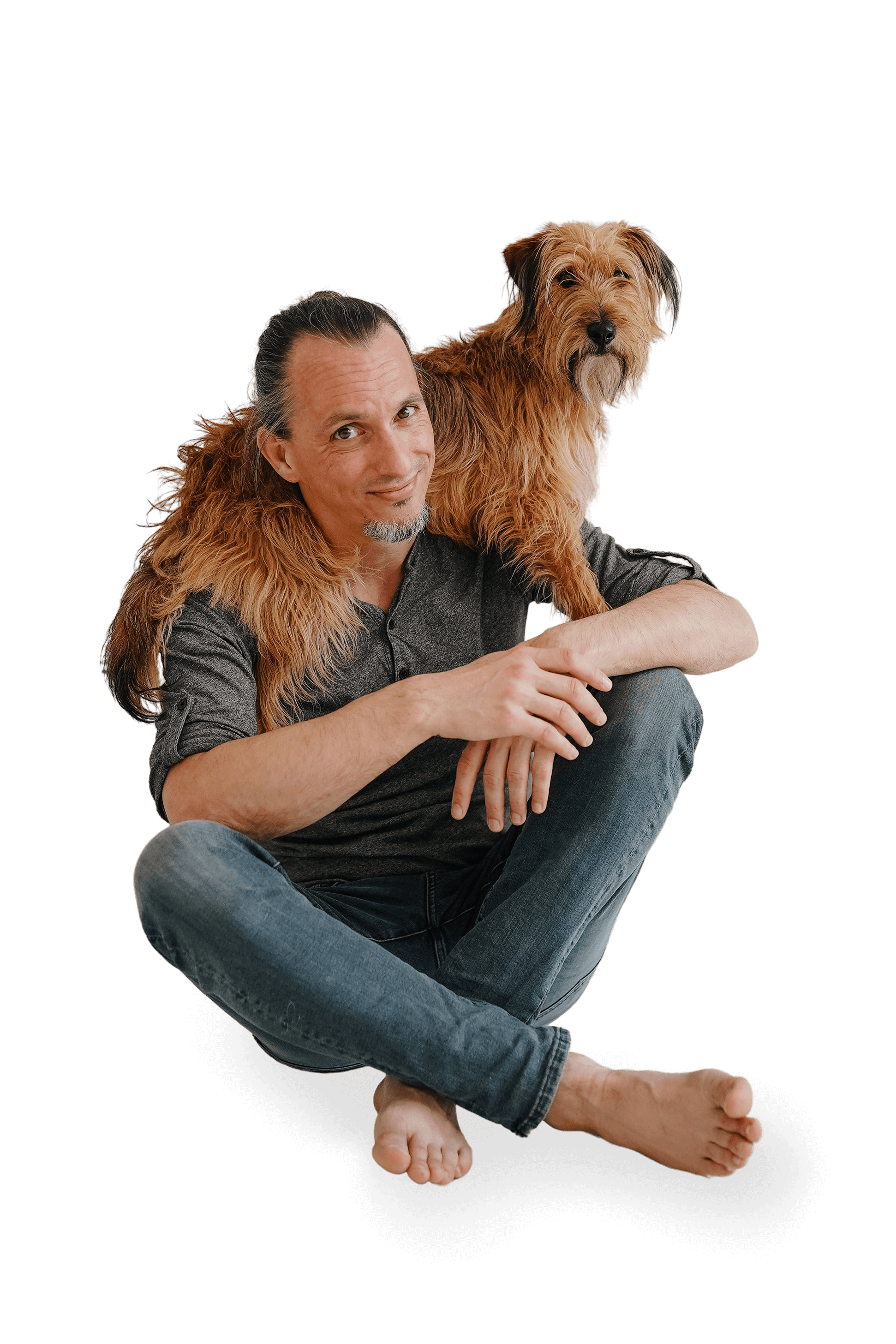 Az Elafi Pet Art szűk csapata, Péter a földön ülve és a kutyája Tekla a nyakában.